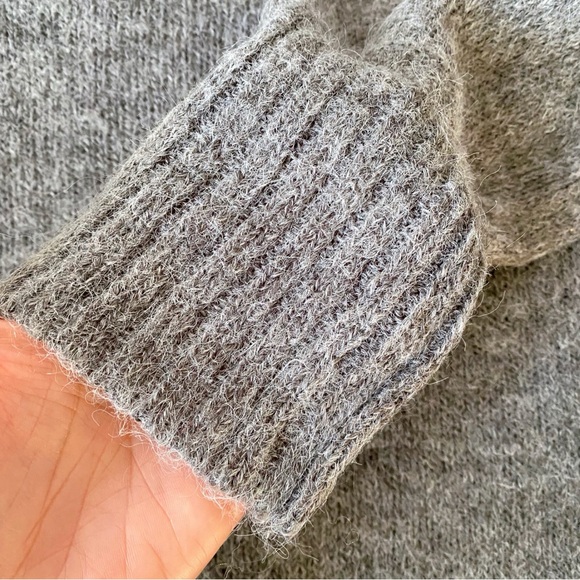 ❄️ CULTURE GREY BLACK GOLD CHEVRON LOOSE FIT KNIT SWEATER! - Picture 11 of 15